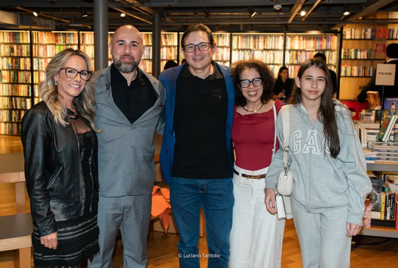 Cesar Coelho com familiares e amigos na livraria