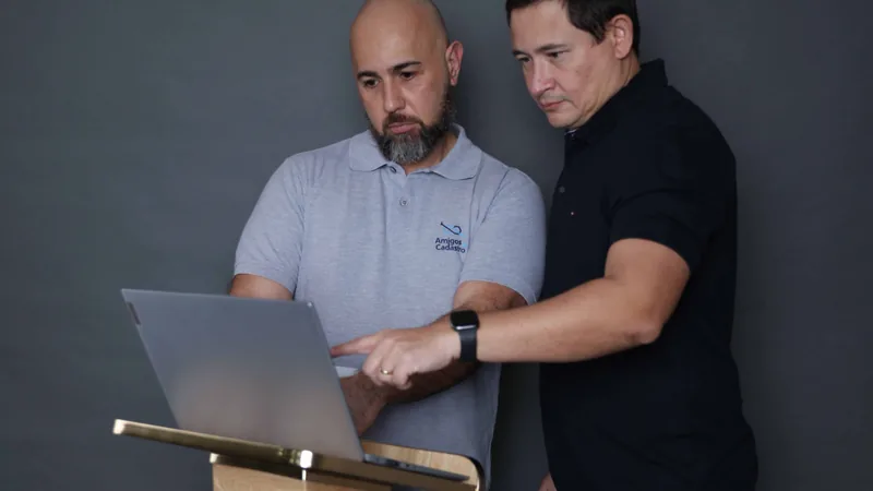 Cesar Coelho analisando dados em notebook durante gravação